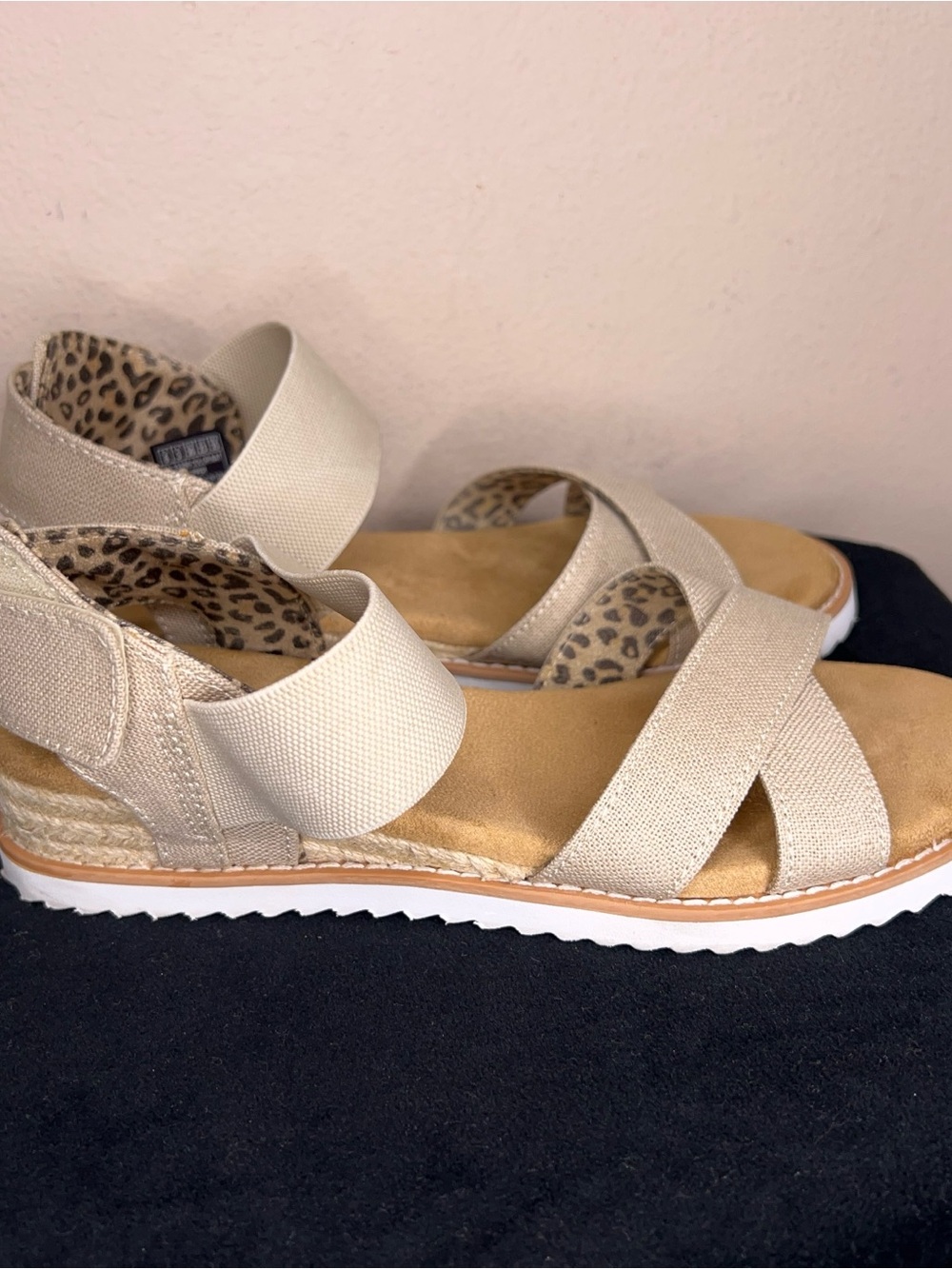 Size 6 Women’s Bobs Sandals Beige Tan Comfort Memory Foam Espadrilles - Picture 2 of 15